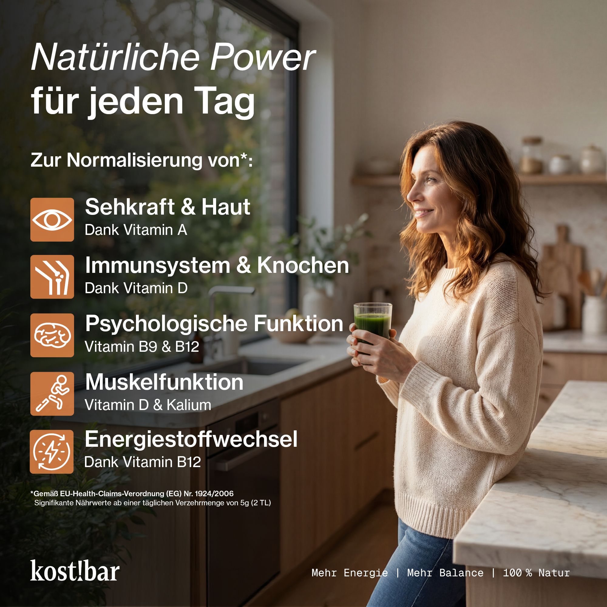 Frau in Küche, Glas mit grünem Getränk. Text: Natürliche Power für jeden Tag. Zur Normalisierung von: Sehkraft & Haut, Immunsystem & Knochen, psychologische Funktion.
