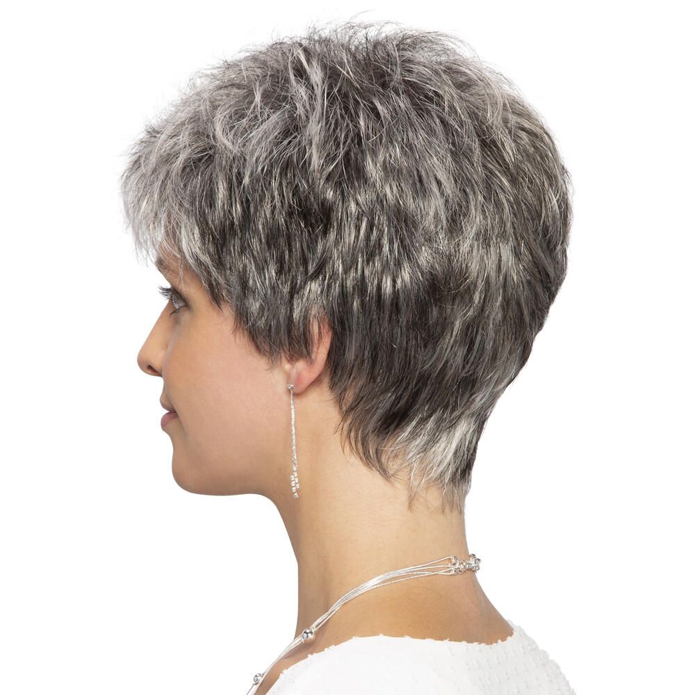 Kurzhaarperücke in Platin mit dunklem Ansatz. Profilansicht einer Frau mit Perücke. Graue Haare, kurze Form.
