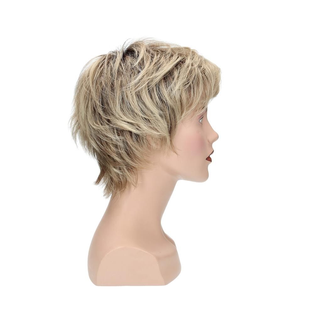 Blond gefärbte Perücke mit kurzem, fransigem Schnitt. Seitenansicht auf einer Büste.