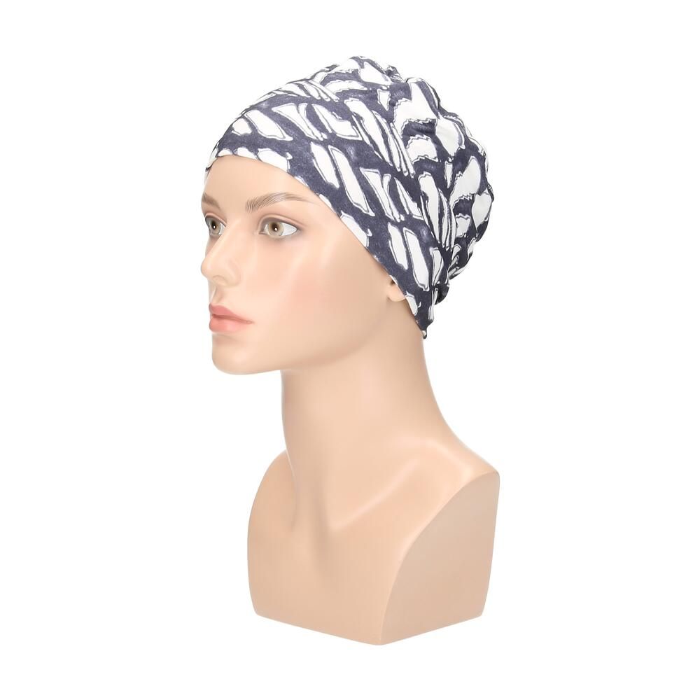 Turban in Ecru/Grau mit abstraktem Muster. Seitenansicht auf Büste.