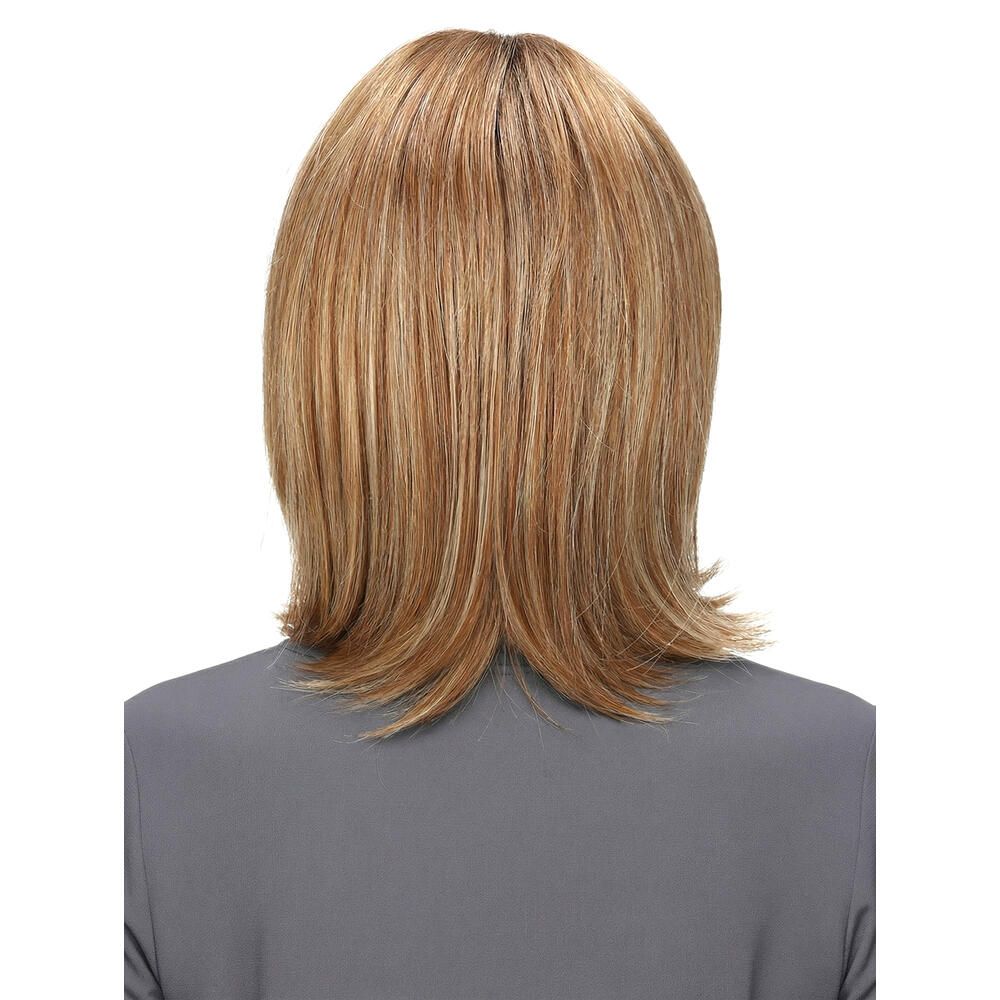 Perücke Mola von trendhair. Blond-braune Haarfarbe. Mittellange, gestufte Frisur. Rückansicht. Frau trägt graues Oberteil.