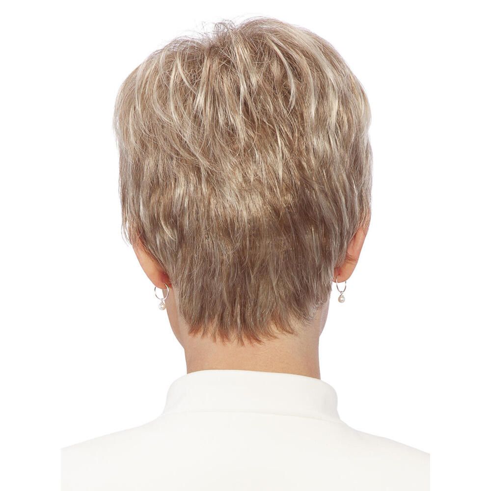 Kurzhaarperücke in Blondtönen. Rückansicht einer Frau mit Perücke.