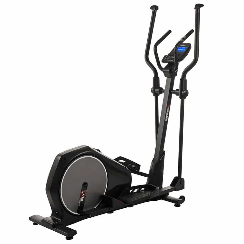 Schwarzer Crosstrainer. Aufrechtes Trainingsgerät mit Griffen und Pedalen. Digitalanzeige. Marke HAMMER.