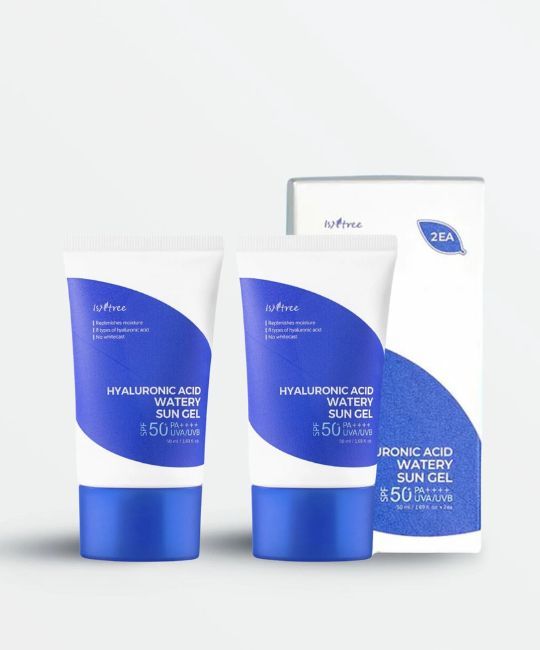Zwei Tuben und eine Schachtel mit Sonnencreme. Auf den Tuben steht "Hyaluronsäure Watery Sun Gel" und "SPF 50".