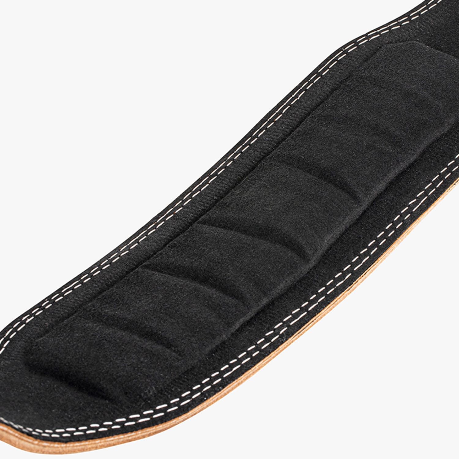 Nahaufnahme der gepolsterten Innenseite des CLIMAQX Power Belts. Schwarzes Material mit weißen Nähten.