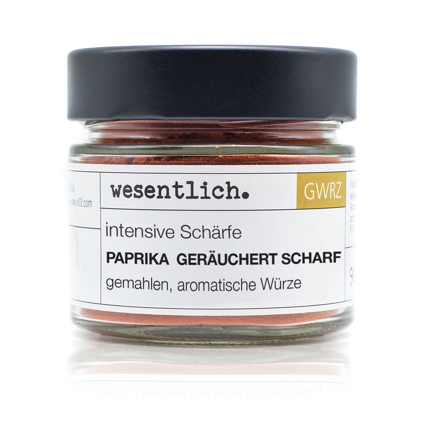 Glas mit Paprikapulver geräuchert, scharf. Schwarzer Deckel, weißes Etikett mit Text: wesentlich., intensive Schärfe.