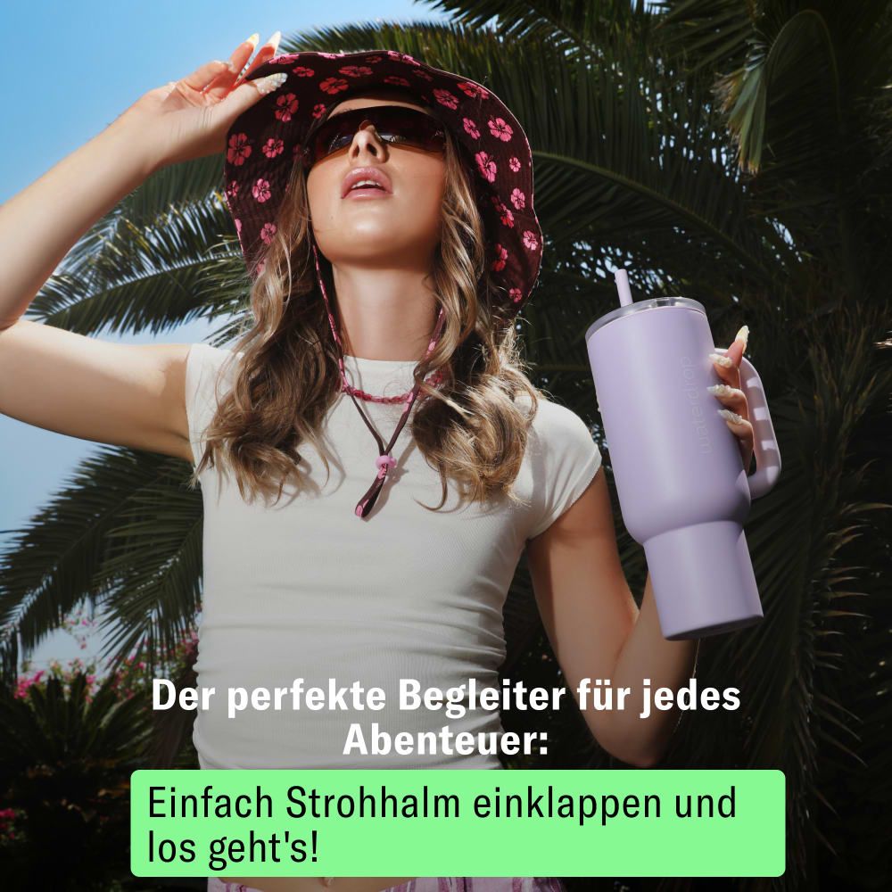 Frau mit Hut hält lila Isolierbecher mit Henkel und Strohhalm.