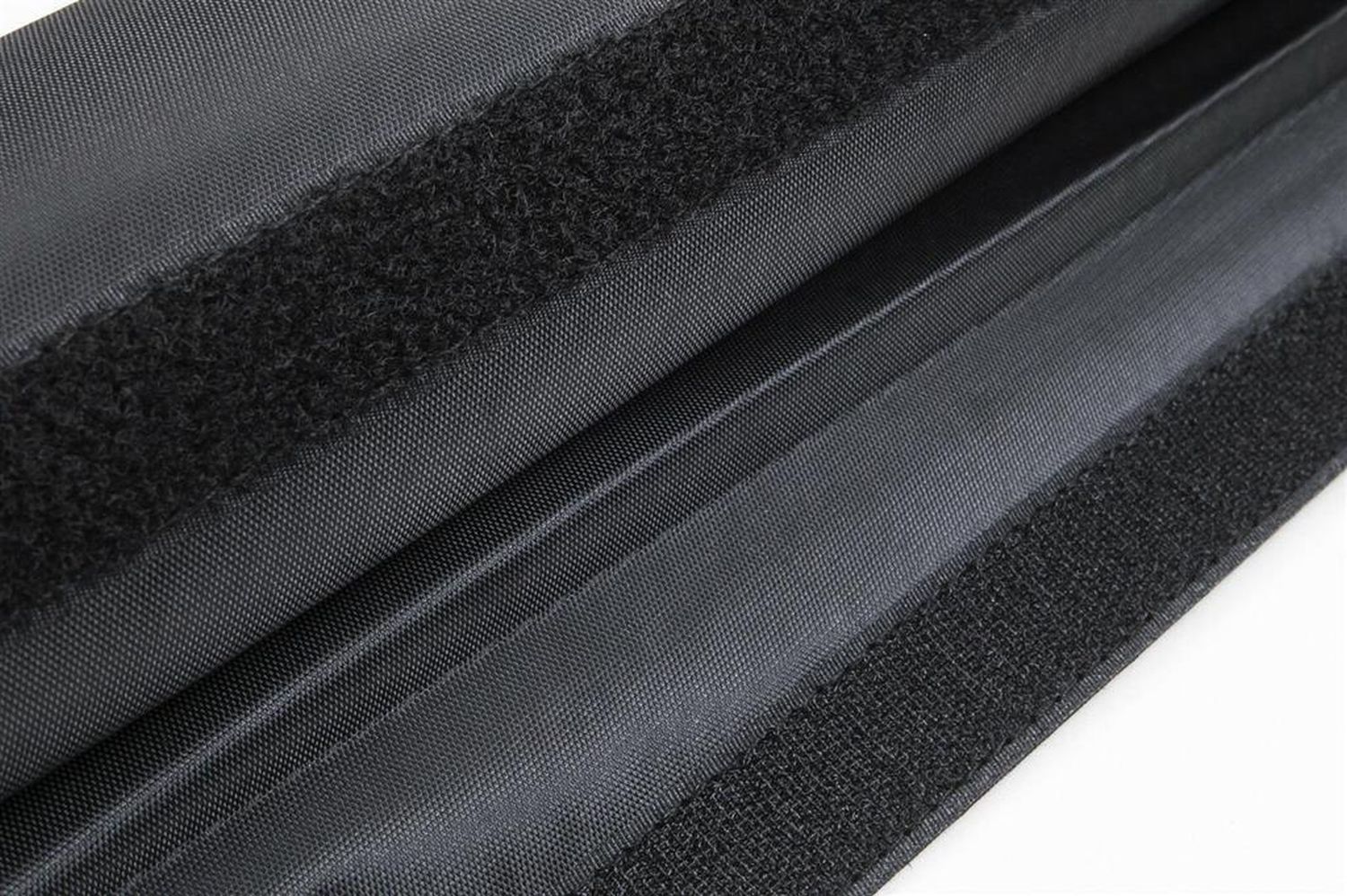 Nahaufnahme von Klettverschlüssen an einem schwarzen Nackenpolster.