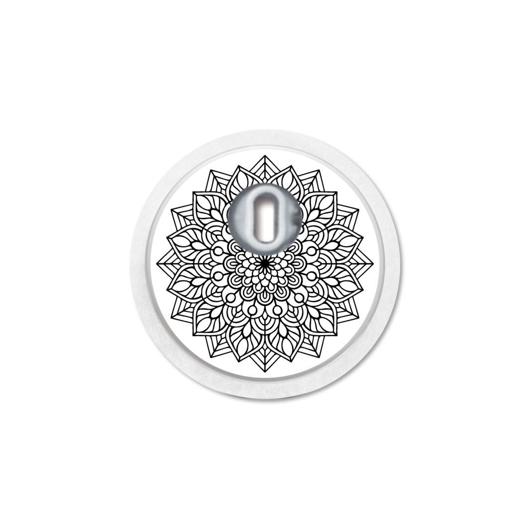 Runder Aufkleber mit Mandala-Muster und Sensor in der Mitte. Schwarz-weißes Design.