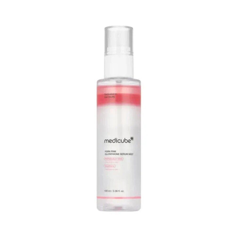 Medicube PDRN Pink Glutathione Serum Mist Flasche mit Pumpsprühkopf. Klare Flüssigkeit mit rosa Schicht oben.