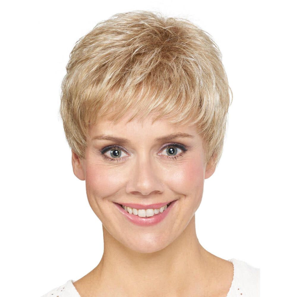 Kurzhaarperücke in Blond. Frontale Ansicht einer Frau mit Perücke. Kurze, gestufte Frisur.
