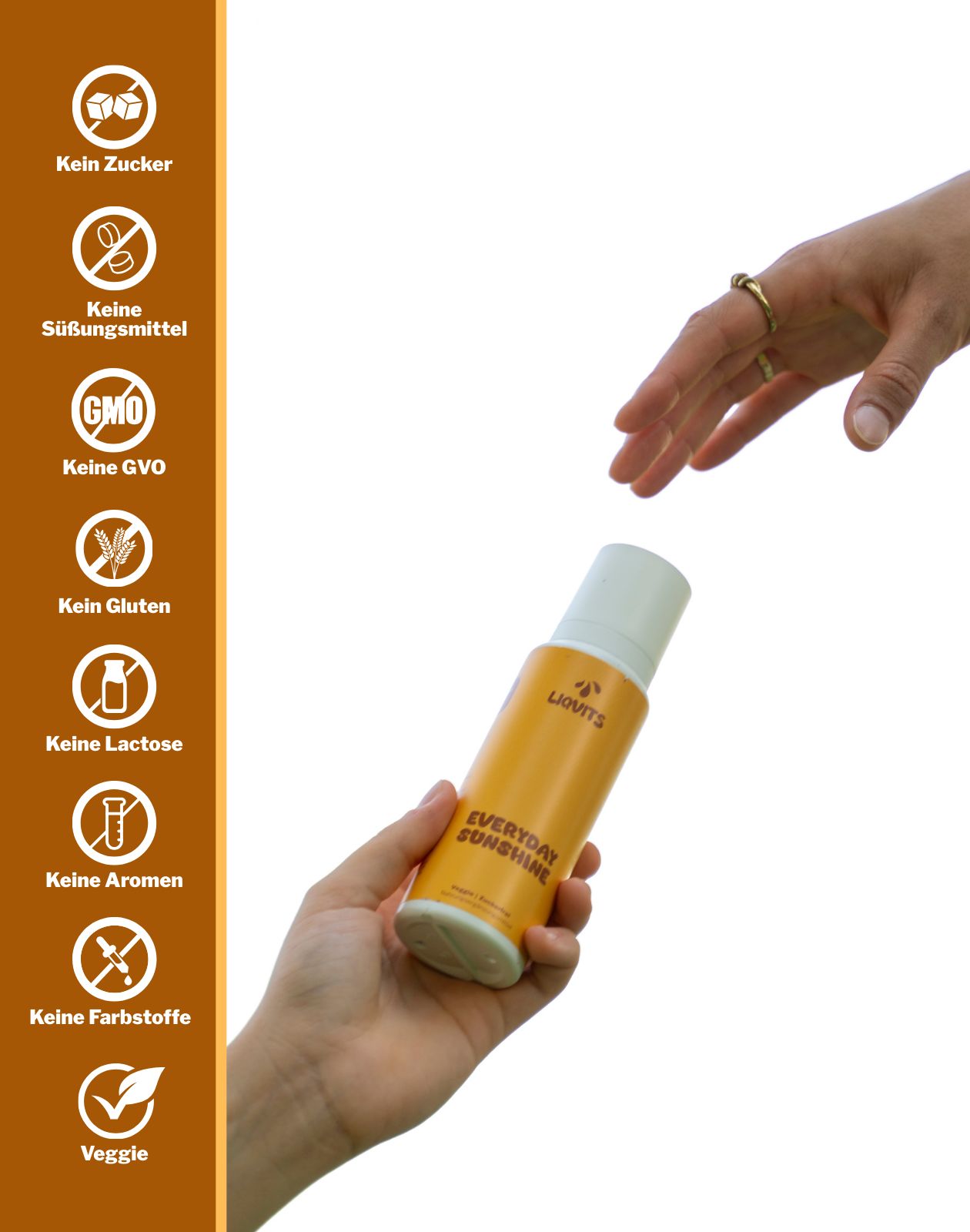 Zwei Hände reichen sich eine gelbe Flasche. Aufschrift: LiqVits Everyday Sunshine. Symbole: Kein Zucker, Gluten, Laktose, Aromen, Farbstoffe.