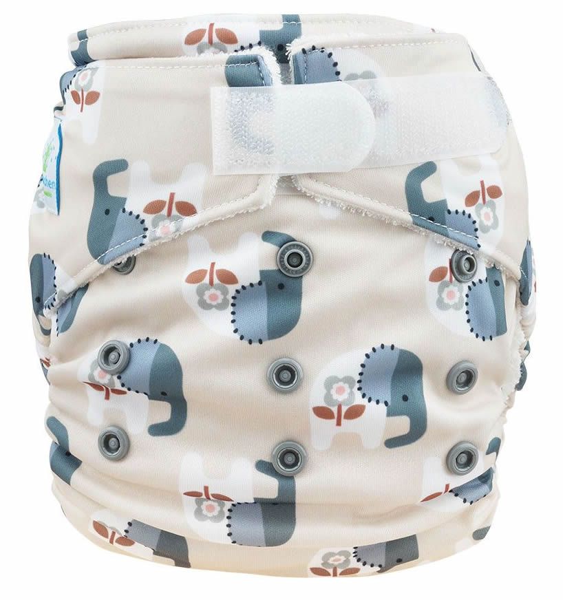 Stoffwindel mit Elefantenmuster und Klettverschluss. Mehrere Druckknöpfe. Beige Grundfarbe mit blauen und braunen Elementen.