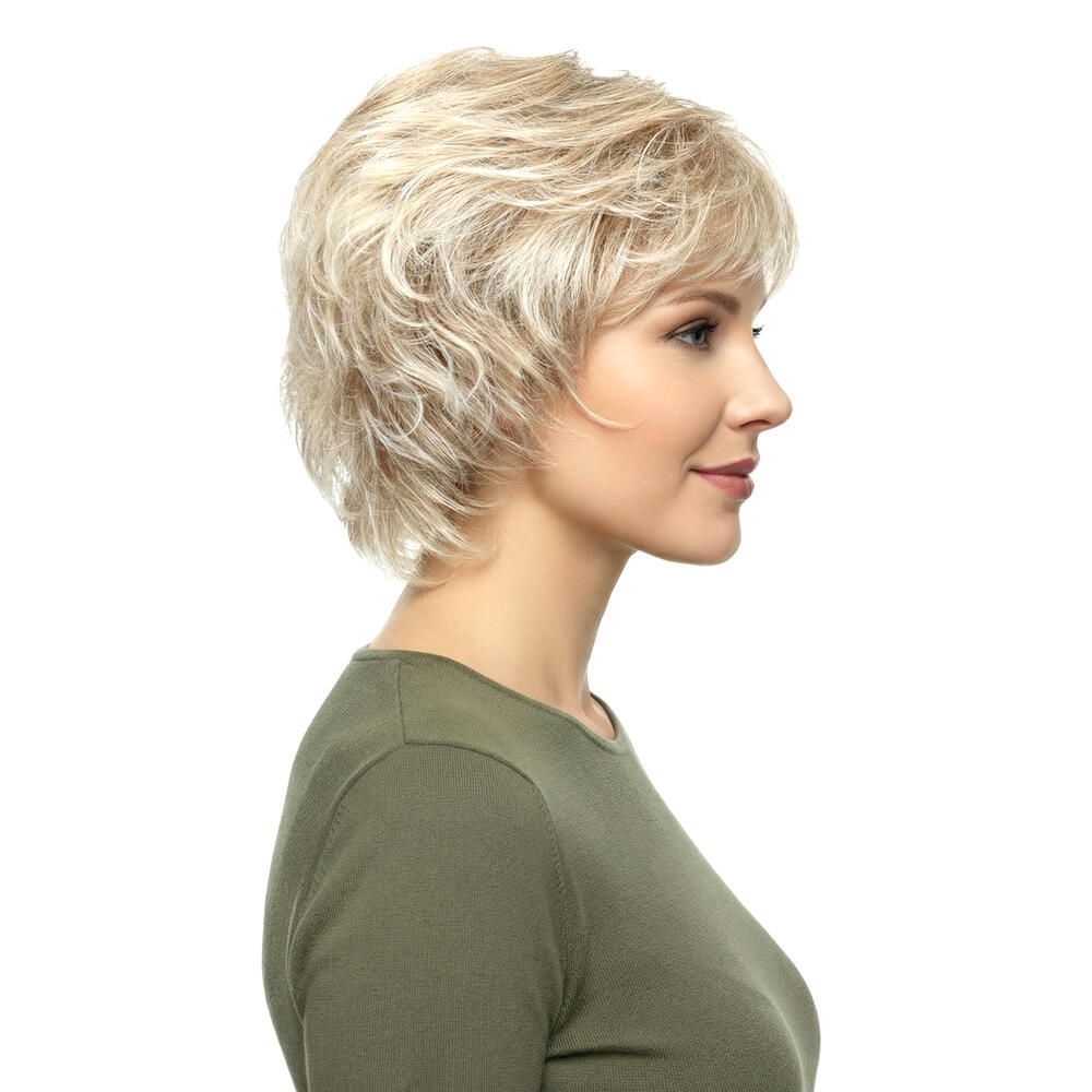 Blond gefärbte Perücke mit kurzem, gewelltem Haar. Seitenansicht einer Frau, die ein olivgrünes Oberteil trägt.