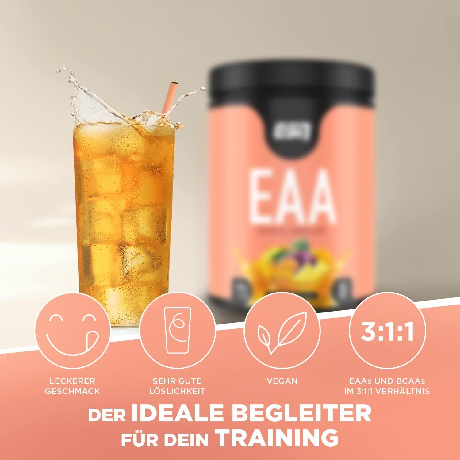 Glas mit Getränk und Strohhalm. ESN EAA Dose unscharf im Hintergrund. Icons: Geschmack, Löslichkeit, Vegan, 3:1:1 Verhältnis.