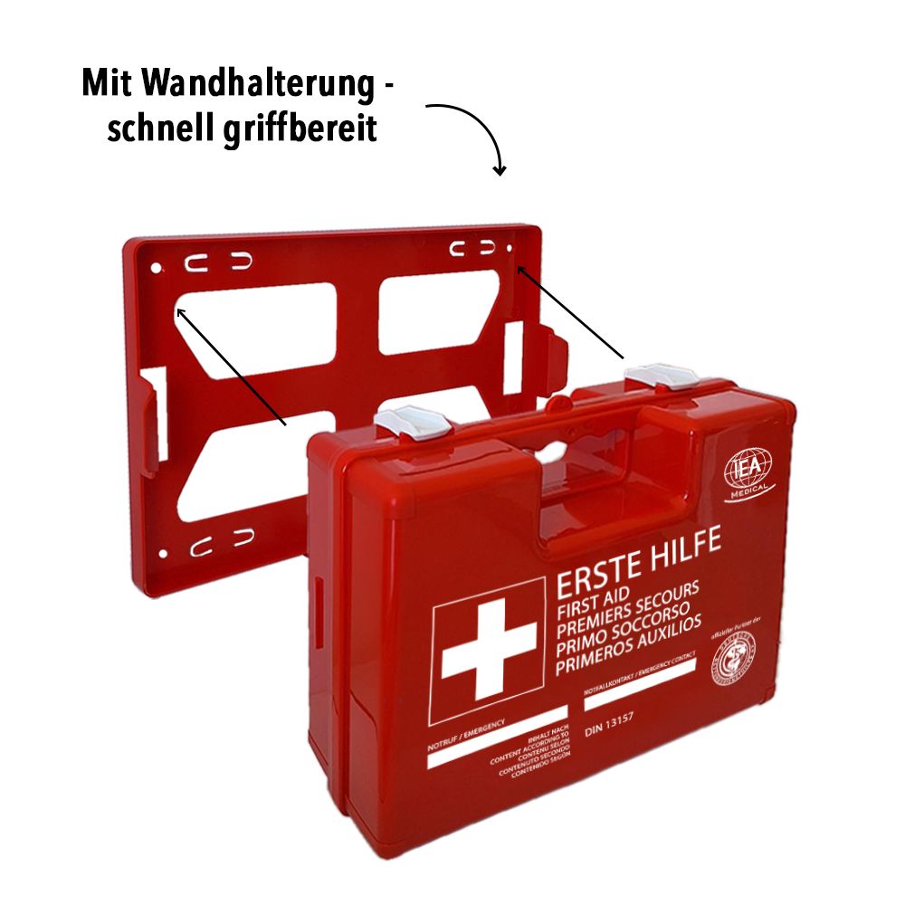 Roter Erste-Hilfe-Kasten mit Wandhalterung. Kasten und Halterung getrennt.