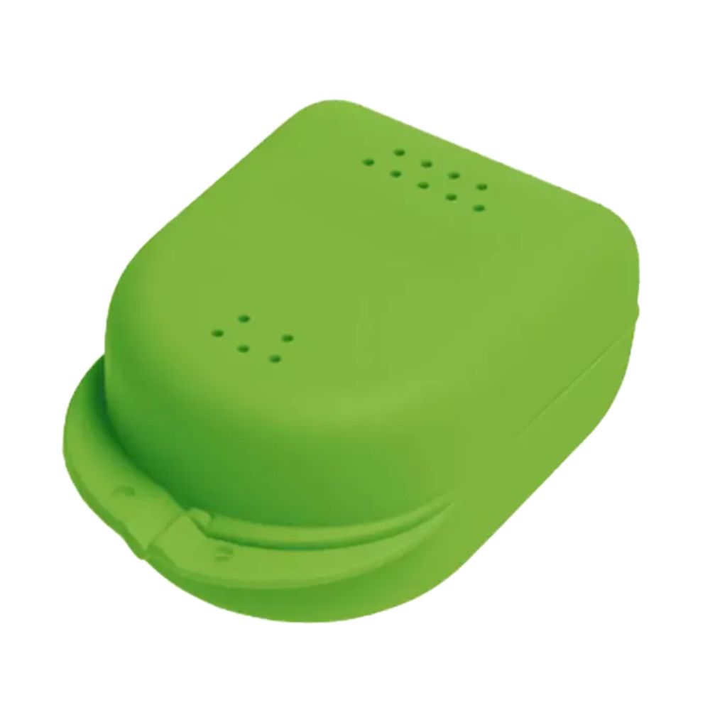 Grüne Zahnspangenbox mit Belüftungslöchern und Griff. Rechteckige Form mit abgerundeten Ecken. Geschlossener Zustand.
