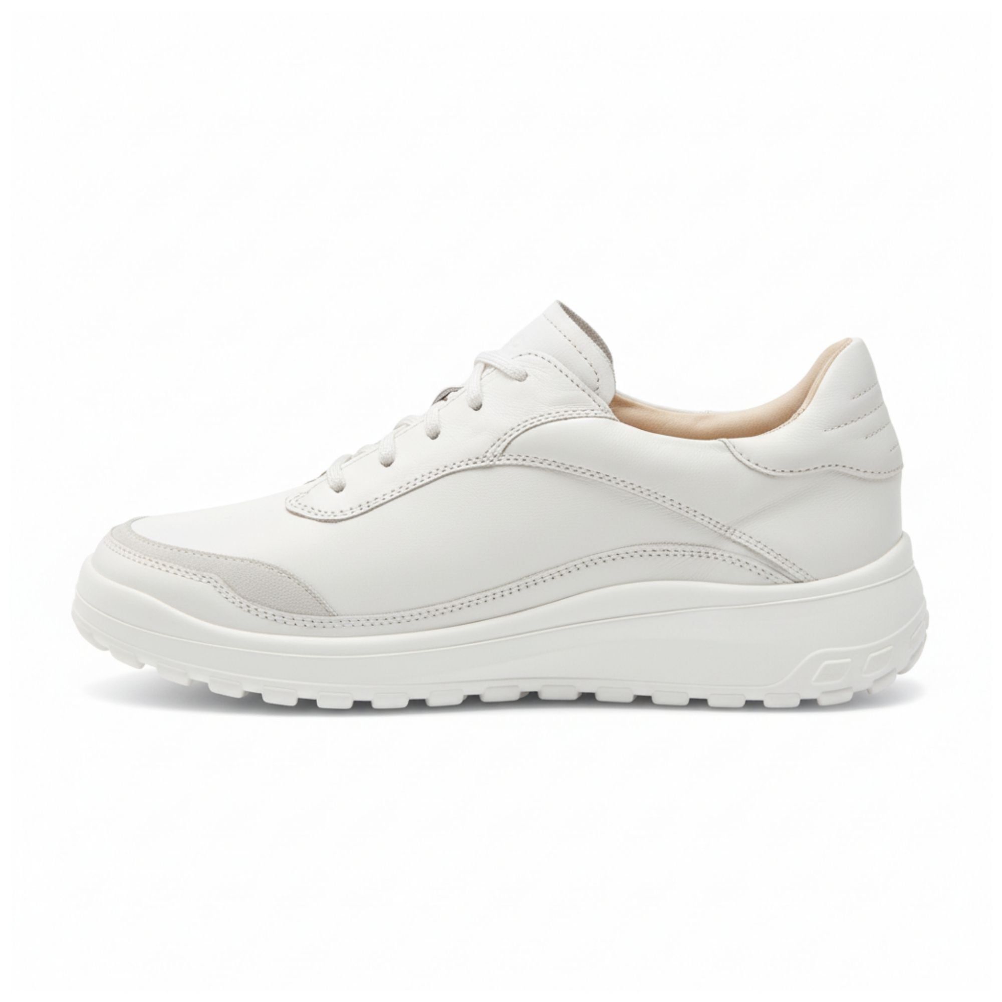 Weißer Schnürschuh, Seitenansicht. Runde Zehen, helle Sohle, Schnürsenkel. Graue Akzente an der Zehenkappe. Beige Innenfutter.