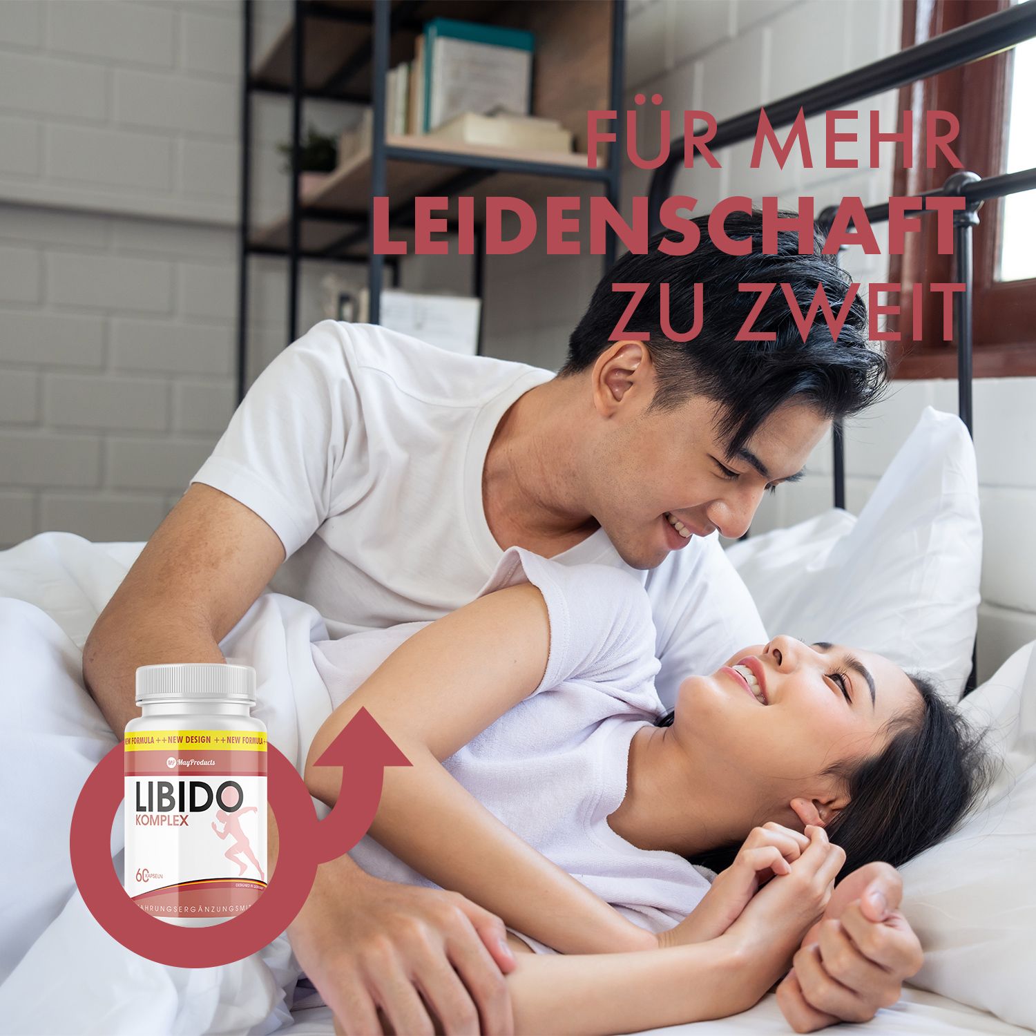 Paar im Bett, neben Flasche mit Kapseln. Text: FÜR MEHR LEIDENSCHAFT ZU ZWEIT. Logo und Produktname sichtbar.