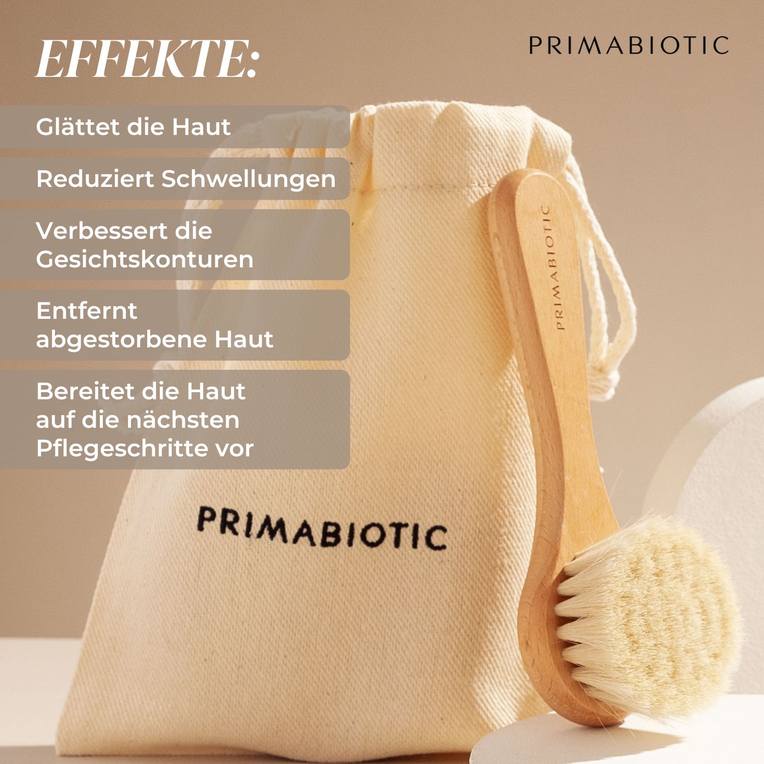 Gesichtsmassagebürste mit Holzgriff und Borsten, neben einem Beutel. Auf dem Beutel steht PRIMABIOTIC. Text: Effekte: glättet, reduziert Schwellungen, verbessert Konturen.