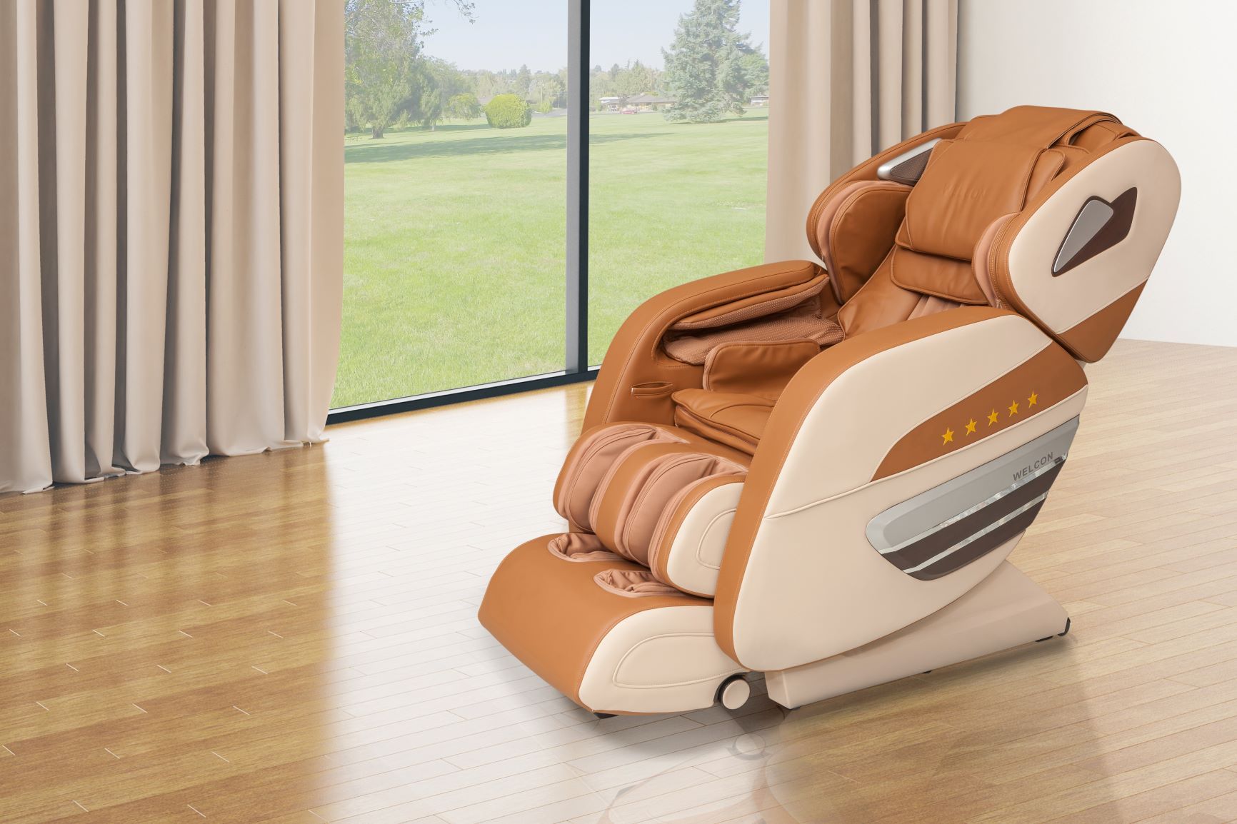 Brauner Massagesessel, beige Akzente, vor Fenster. Armlehnen, Kopfstütze, Fußstütze. Holzfußboden, Vorhänge im Hintergrund.