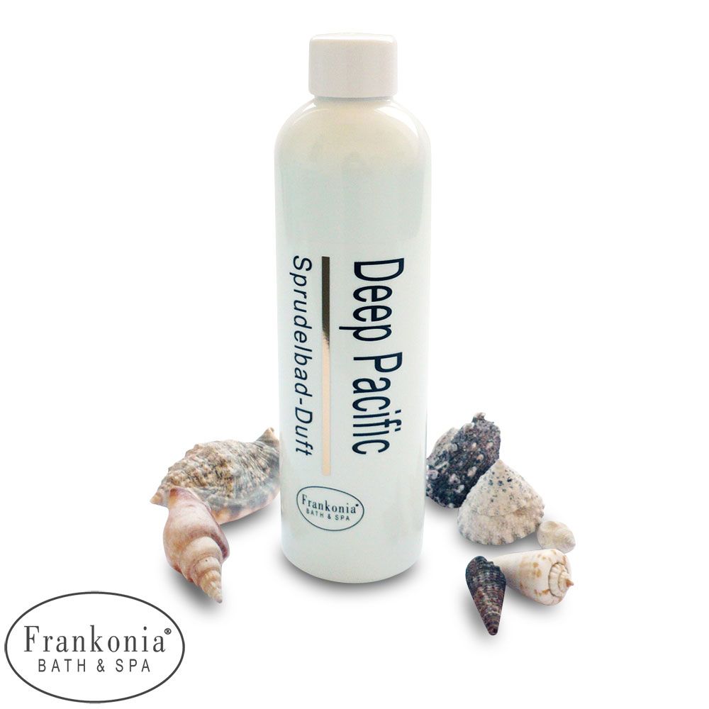 Une bouteille de Frankonia Bath & Spa Bain Moussant Concentré de Parfum Deep Pacific 2. La bouteille est blanche avec un bouchon blanc. On peut lire "Deep Pacific" et "Sprudelbad-Duft" sur la bouteille. Des coquillages et des pierres entourent la bouteille.
