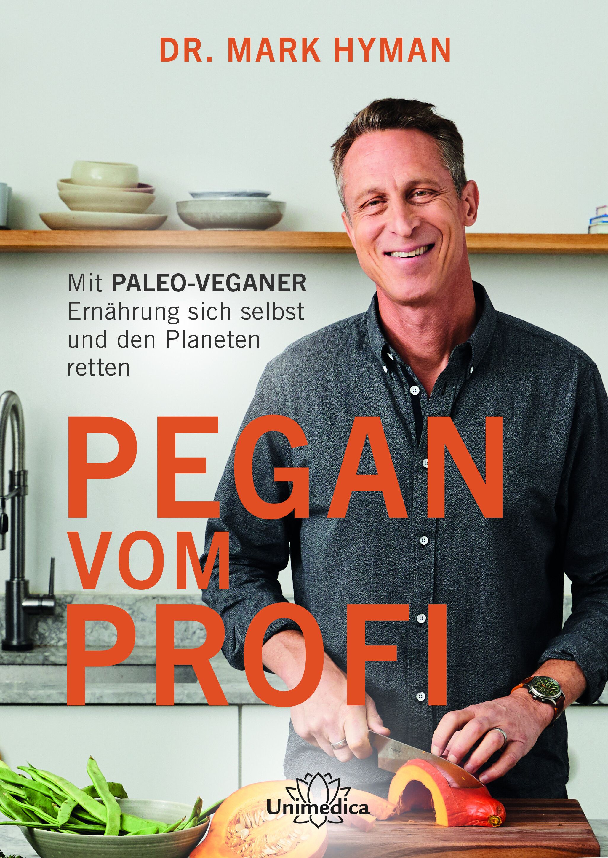Buchcover mit dem Titel "PEGAN vom Profi". Autor: Dr. Mark Hyman. Logo von Unimedica. Mann schneidet Gemüse.