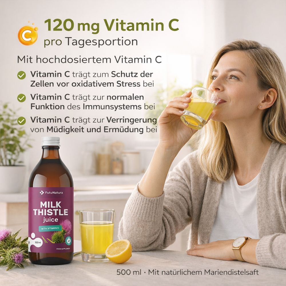 Frau trinkt Saft aus Glas. Flasche mit Produktetikett steht daneben. Glas mit Saft und Zitrone auf Tisch.