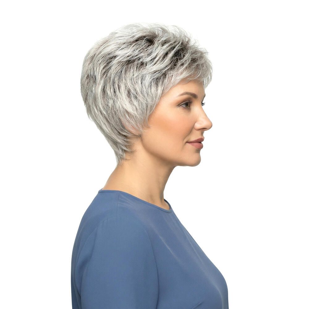 Kurzhaarperücke mit grau-melierten Strähnen. Seitenansicht einer Frau mit blauem Oberteil.