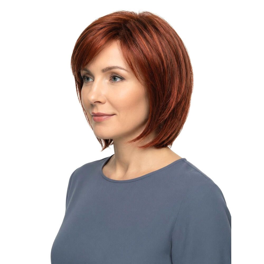 Rote Perücke mit kurzem, gestuftem Schnitt. Frau mit blauer Bluse. Blick nach links.