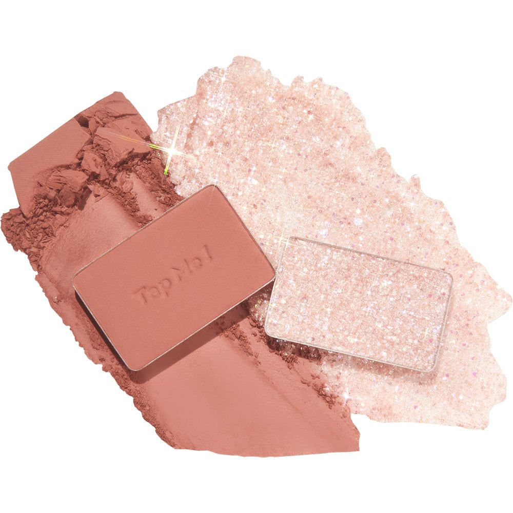 Zwei rechteckige Lidschatten-Paletten, eine mattrosa, die andere glitzernd hellrosa. Daneben sind Pulver-Swatches in mattem Rosaton und glitzerndem Rosaton.