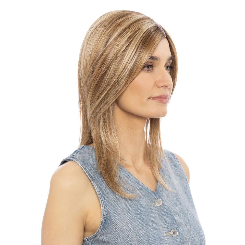 Perücke Anemone von Lofty. Blondes Haar mit dunklerem Ansatz. Frau mit Jeanshemd. Seitenansicht.