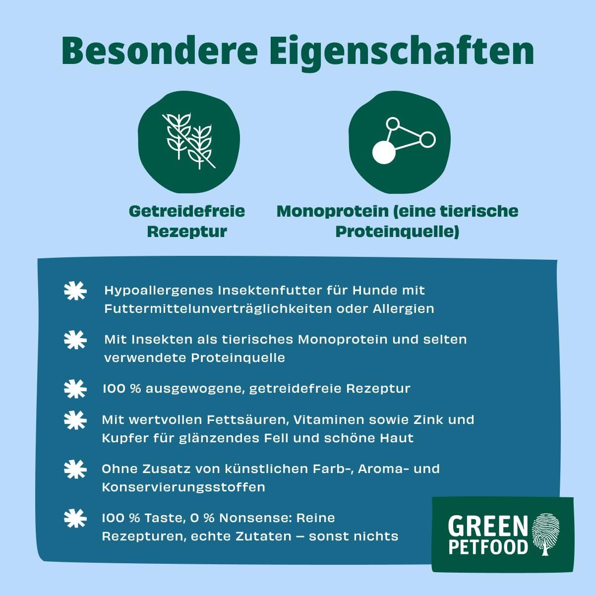 Zwei runde, braune Hundefutter-Pellets, eines steht, das andere liegt daneben.