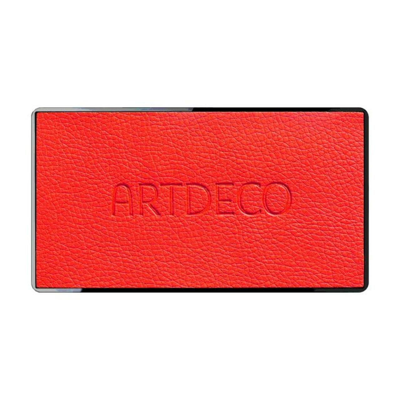Rote, rechteckige Kosmetik-Palette mit geprägtem ARTDECO-Schriftzug.