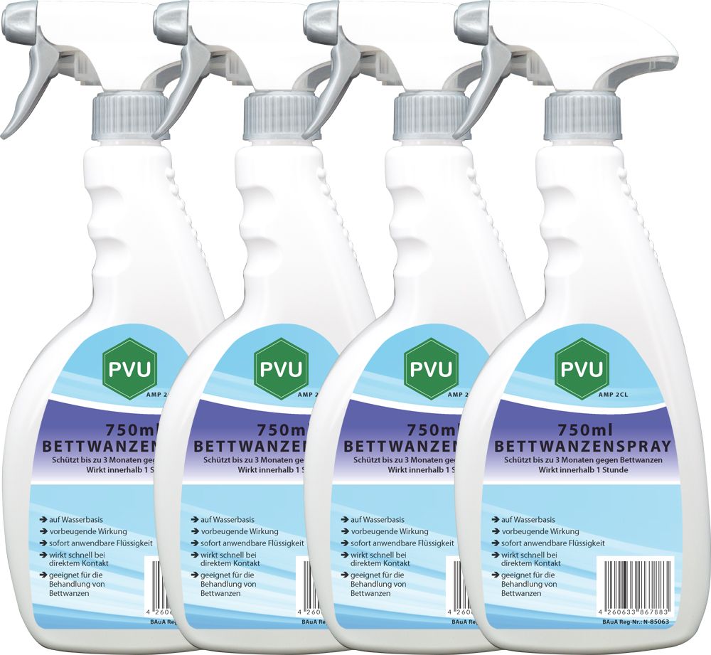 Vier Flaschen PVU Bettwanzenspray mit Sprühköpfen. Aufschrift: 750ml, Bettwanzenspray. Blaue und weiße Etiketten.