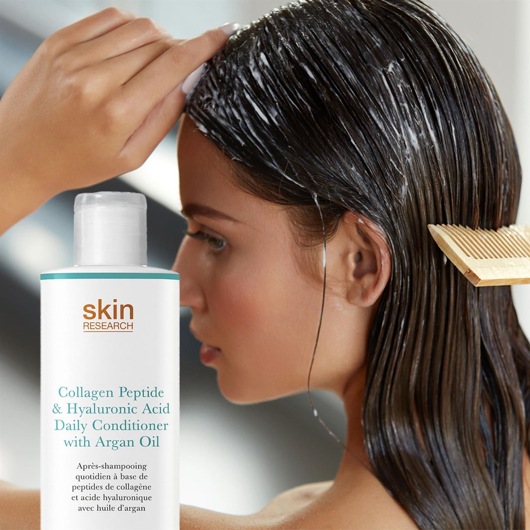 Skin Research Tägliche Pflegespülung mit Kollagenpeptiden, Hyaluronsäure und Arganöl, Frau wendet es auf ihr Haar an.