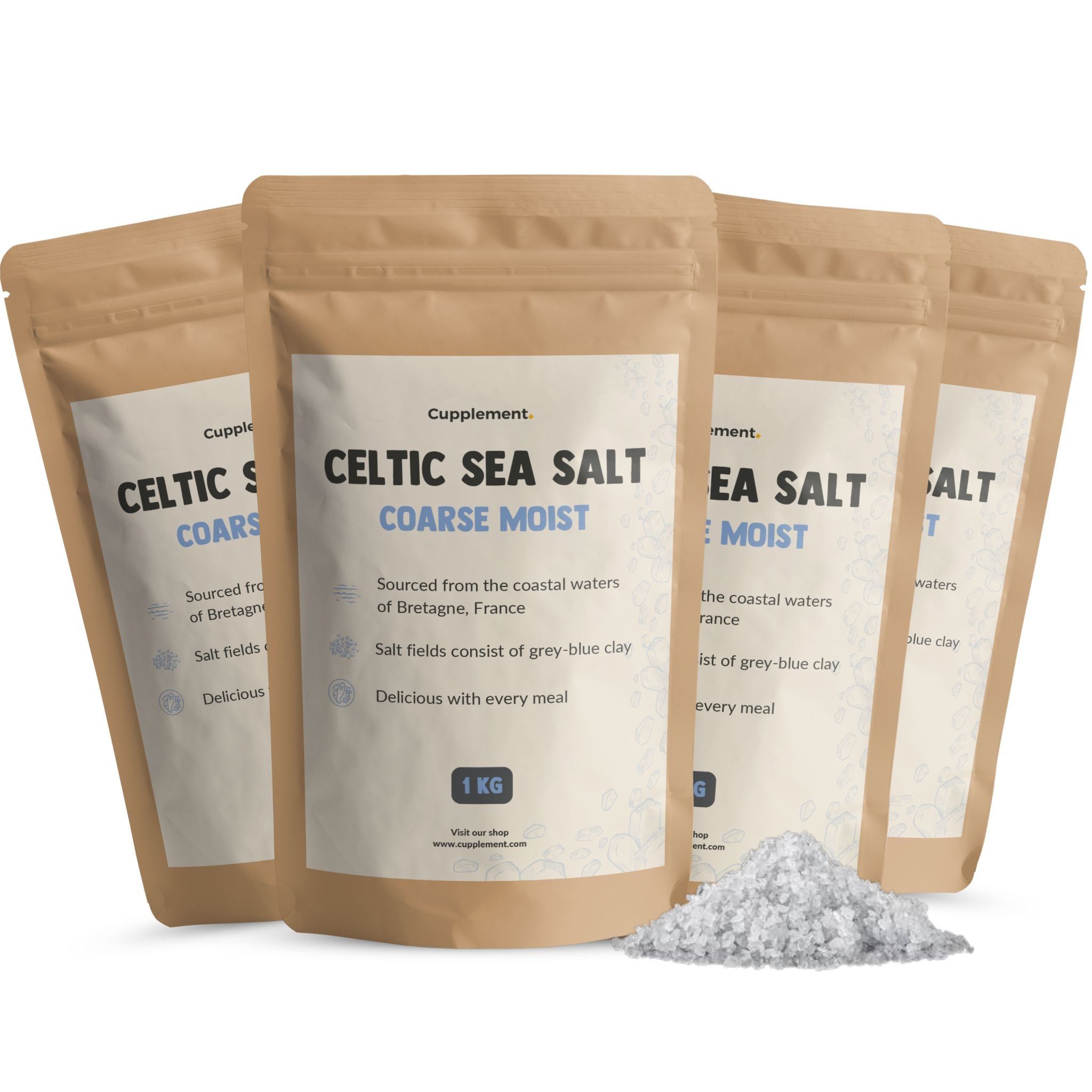 Mehrere Beutel Cupplement Celtic Sea Salt, grob, feucht. 1 KG. Salz daneben. Braune Verpackung mit weißem Etikett.