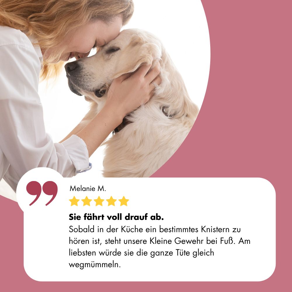 Frau umarmt Golden Retriever.
