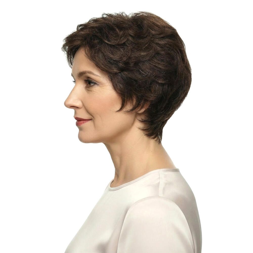 Kurzhaarperücke in Braun, Seitenansicht einer Frau. Wellige Haarstruktur.