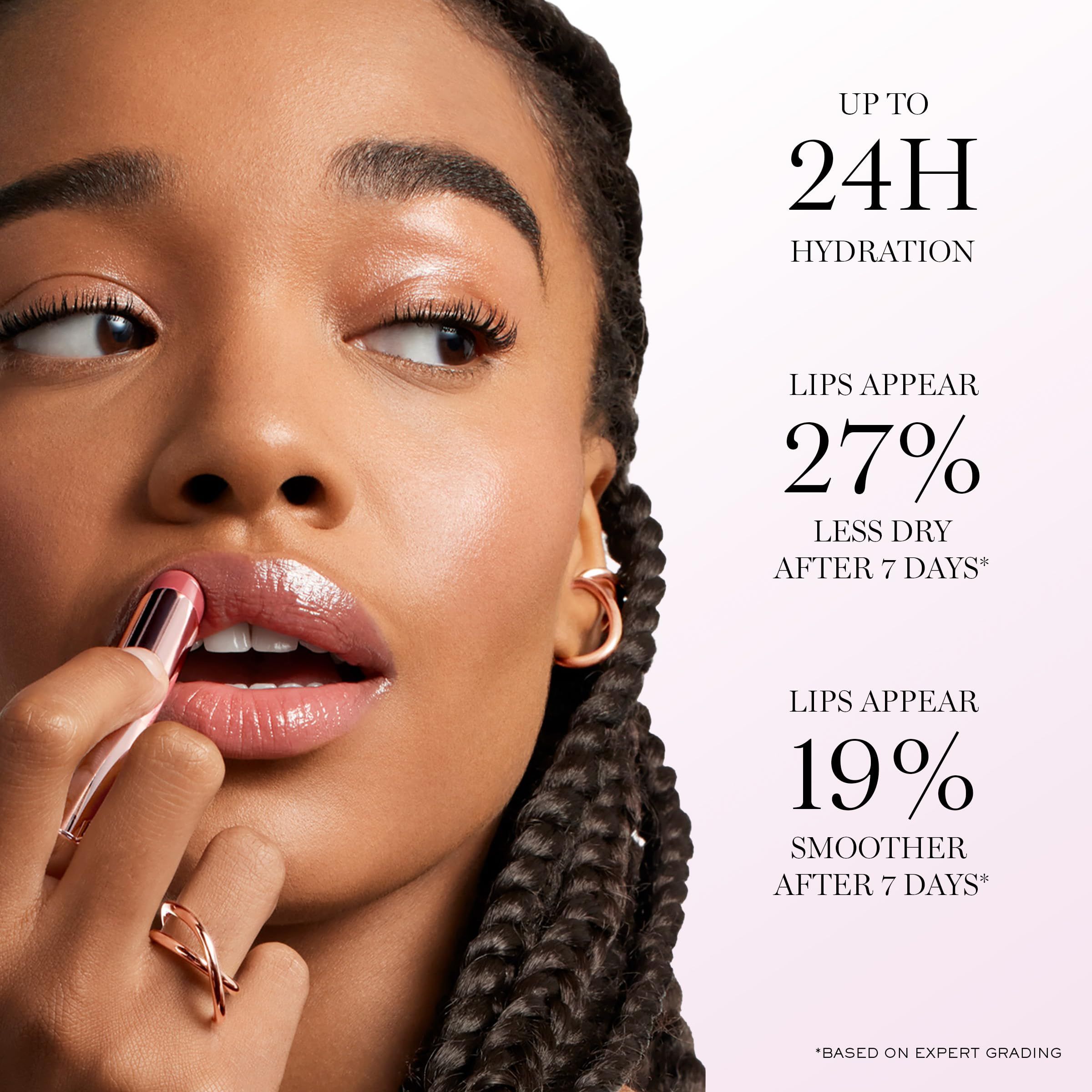Eine Frau trägt Lippenbalsam auf. Text: Bis zu 24H Feuchtigkeit. Lippen wirken 27% weniger trocken nach 7 Tagen. Lippen wirken 19% glatter nach 7 Tagen.