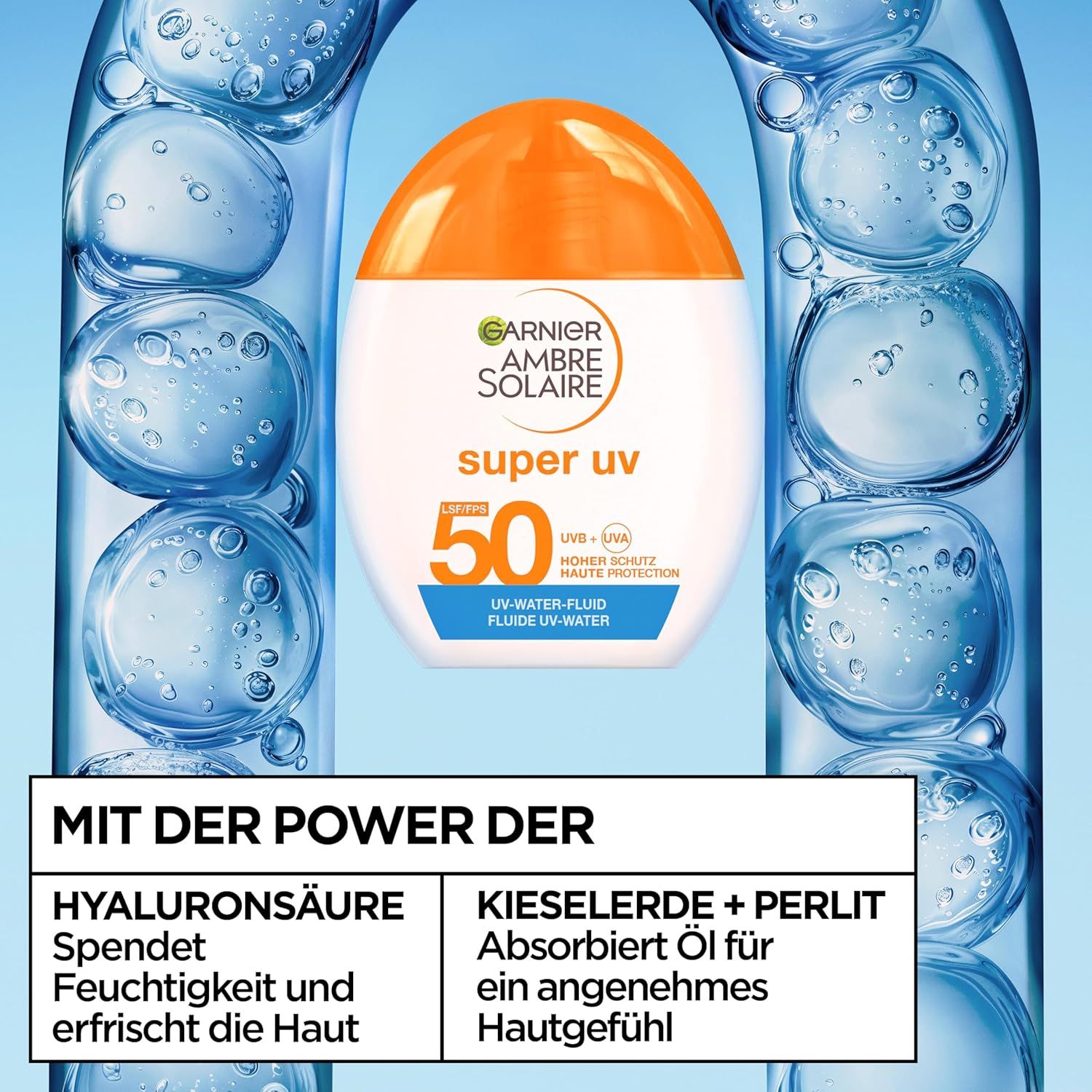 Flasche Garnier Ambre Solaire Super UV, umgeben von Wasserblasen. Text: Mit der Power der Hyaluronsäure und Kieselerde + Perlit.