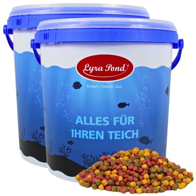 Zwei Eimer mit blauem Deckel. Aufschrift: Lyra Pond, Alles für Ihren Teich. Haufen Futterkörner.