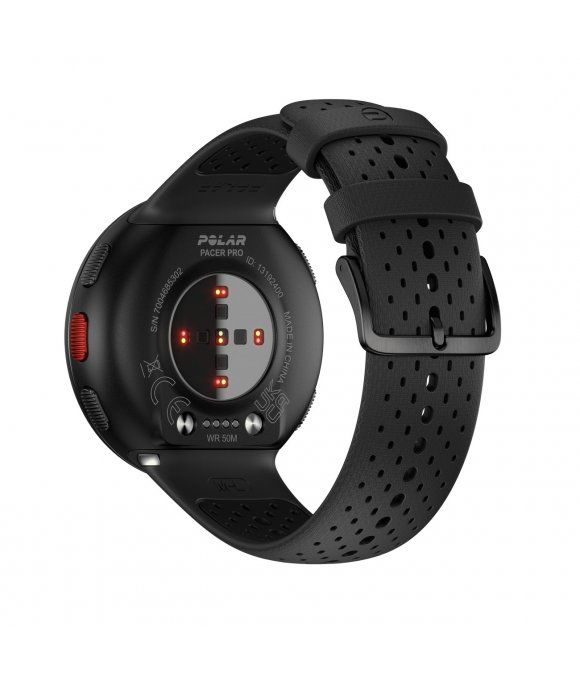 Rückseite der schwarzen Polar Pacer Pro Smartwatch. Sensoren, Ladekontakte und Produktinformationen.