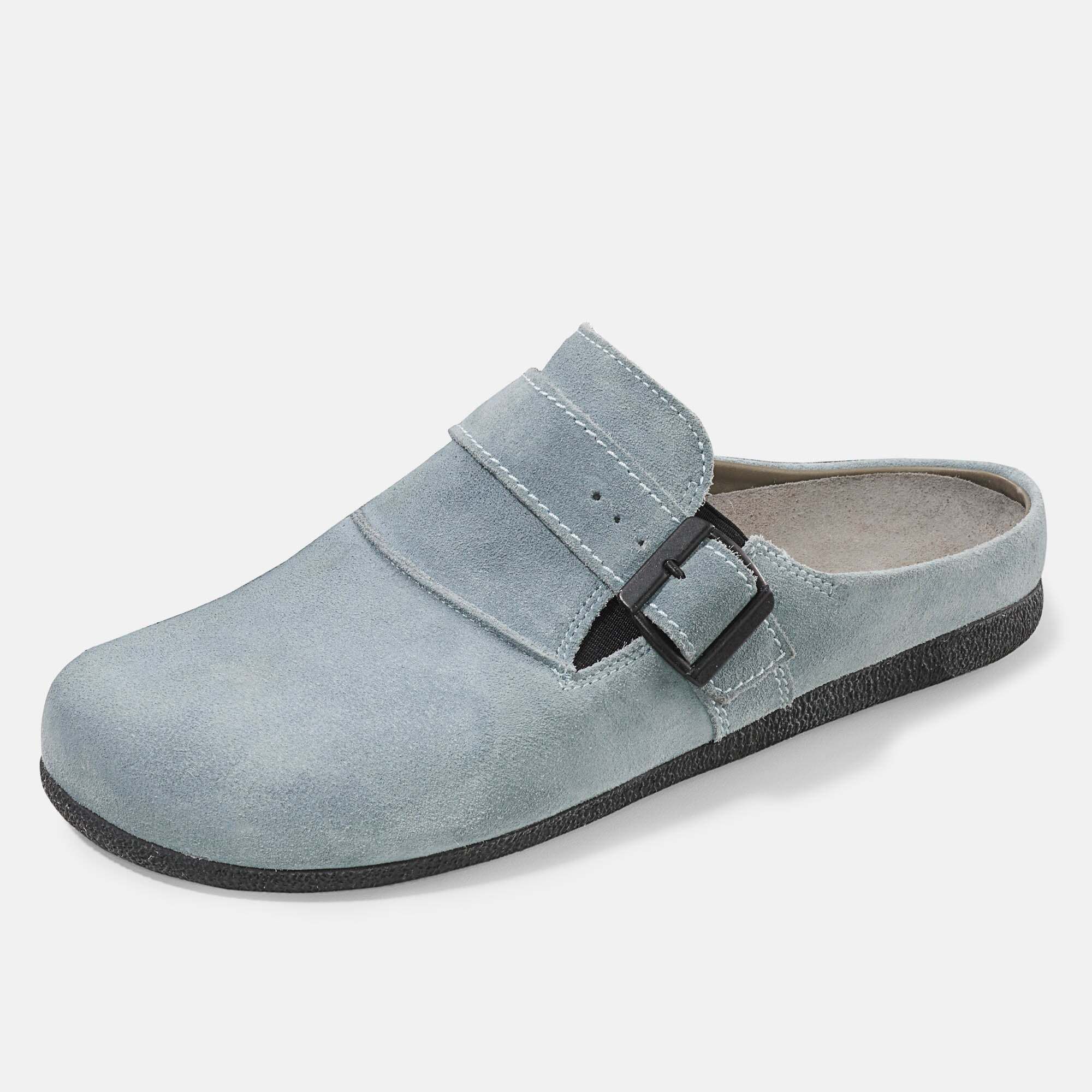 Hellblaue Pantolette mit breitem Riemen und schwarzer Schnalle. Schwarze Sohle, helles Innenfutter.