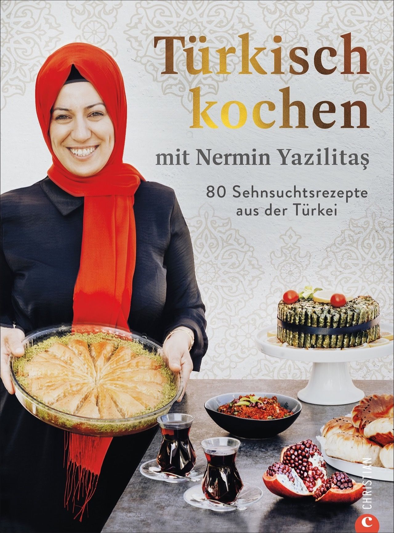 Buchcover: Türkisch kochen mit Nermin Yaz?l?ta?. Frau mit rotem Kopftuch hält Backwaren. Auf dem Tisch: Kuchen, Granatapfel, Tee.