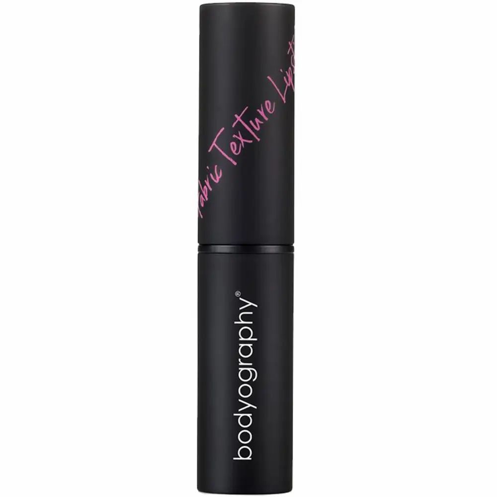 Schwarzer Lippenstift mit rosa Schriftzug "Fabric Texture Lipstick" und dem Markennamen. Der Lippenstift ist geschlossen.