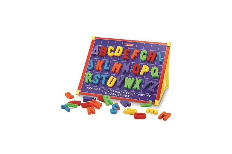 Magnettafel mit Buchstaben und Zahlen. Buchstaben in verschiedenen Farben. Gelber Rahmen, blaue Tafel.