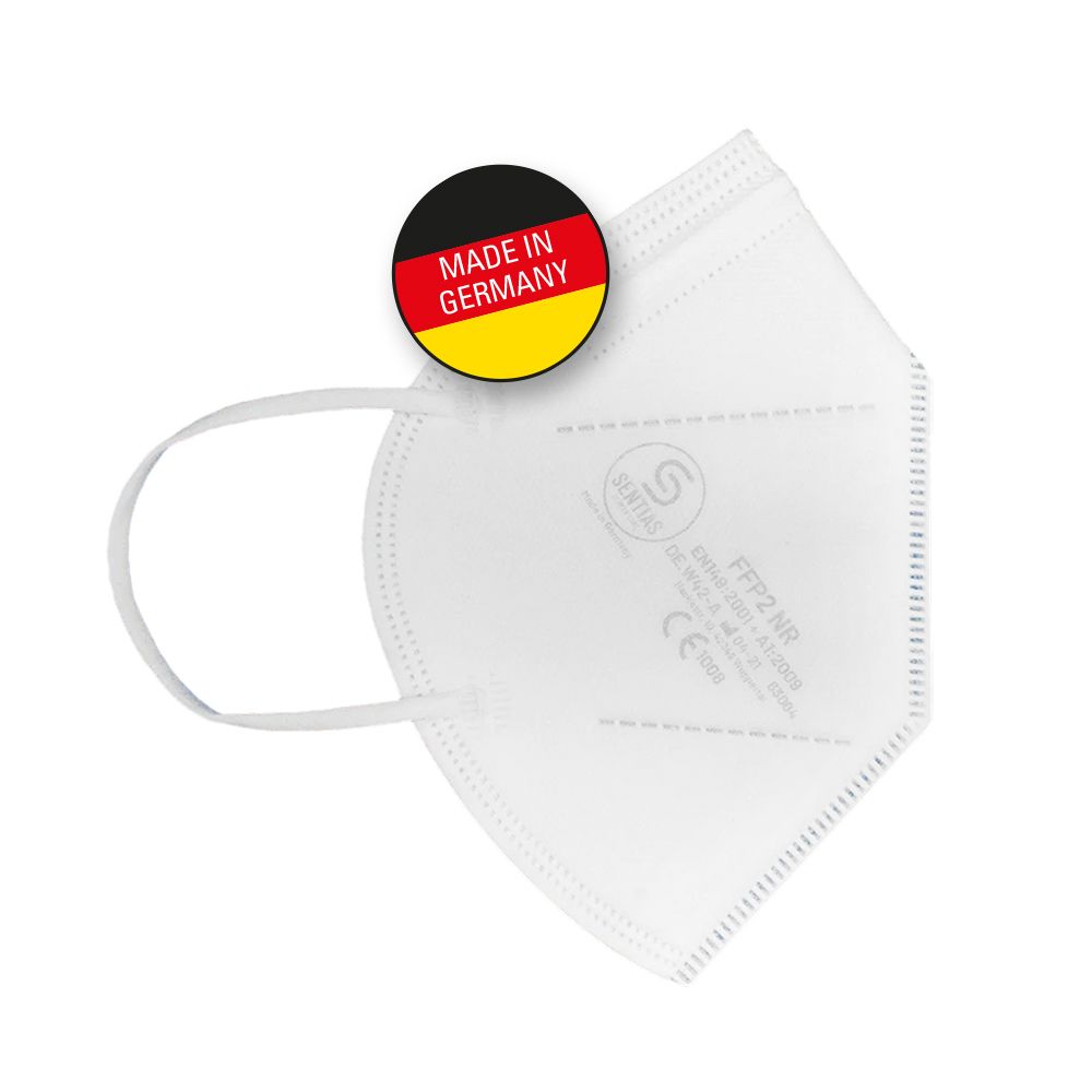 Weiße FFP2-Maske mit Ohrschlaufen. Auf der Maske ist das Logo sichtbar. Mit Aufkleber 'Made in Germany'.