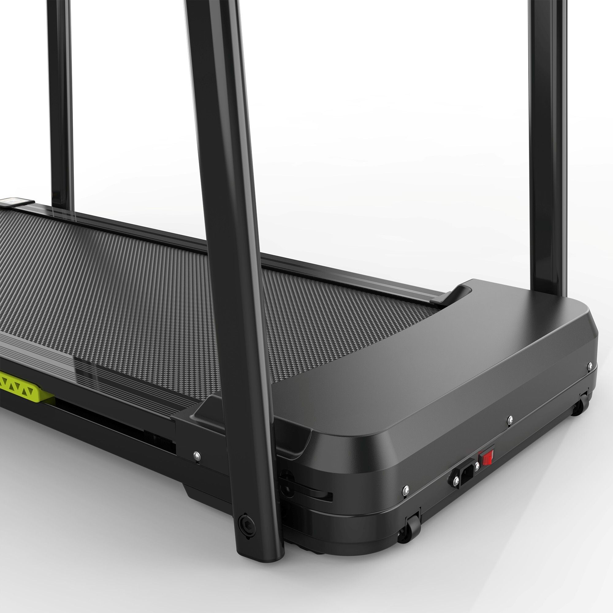 Detailansicht des schwarzen Laufbands. Schwarze Konstruktion. Gelbe Akzente. Für Senioren. Handlauf.
