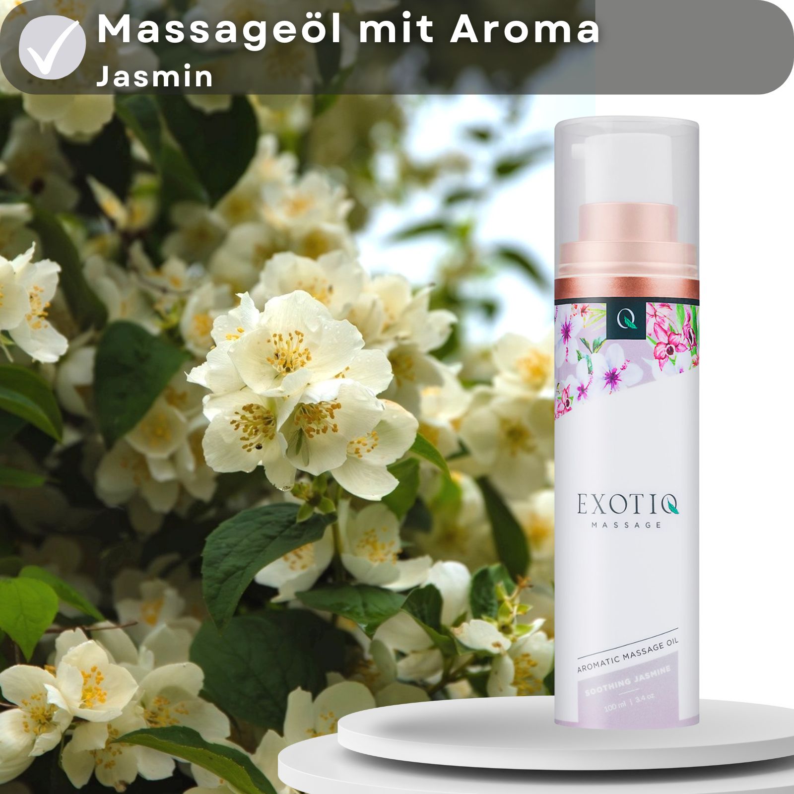 Massageöl mit Aroma Jasmin neben Jasminblüten. Flasche mit floralem Design. Weißer Hintergrund.